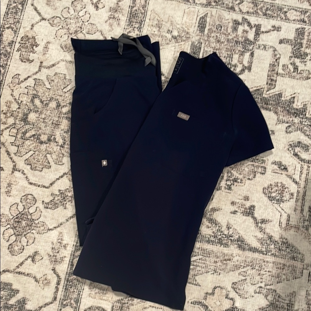 Figs Navy Blue Scrub Set. XS Catarina top with XS regular Cade pants